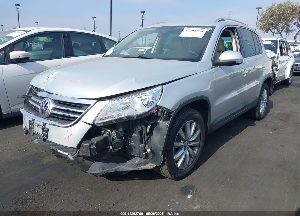 2011 VOLKSWAGEN TIGUAN VIN: WVGBV7AX2BW500817