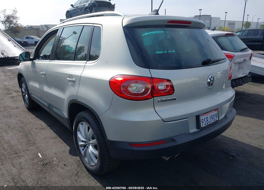 2011 VOLKSWAGEN TIGUAN VIN: WVGBV7AX2BW500817