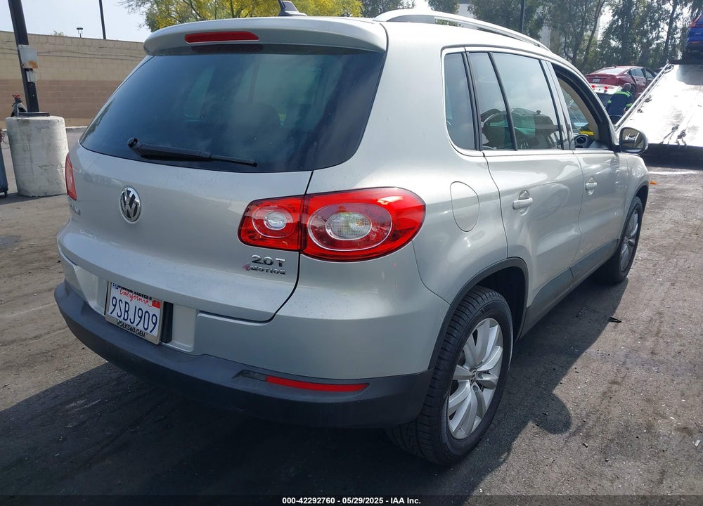 2011 VOLKSWAGEN TIGUAN VIN: WVGBV7AX2BW500817