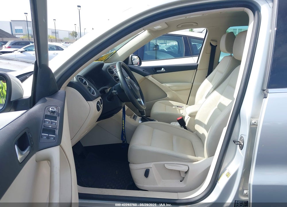 2011 VOLKSWAGEN TIGUAN VIN: WVGBV7AX2BW500817