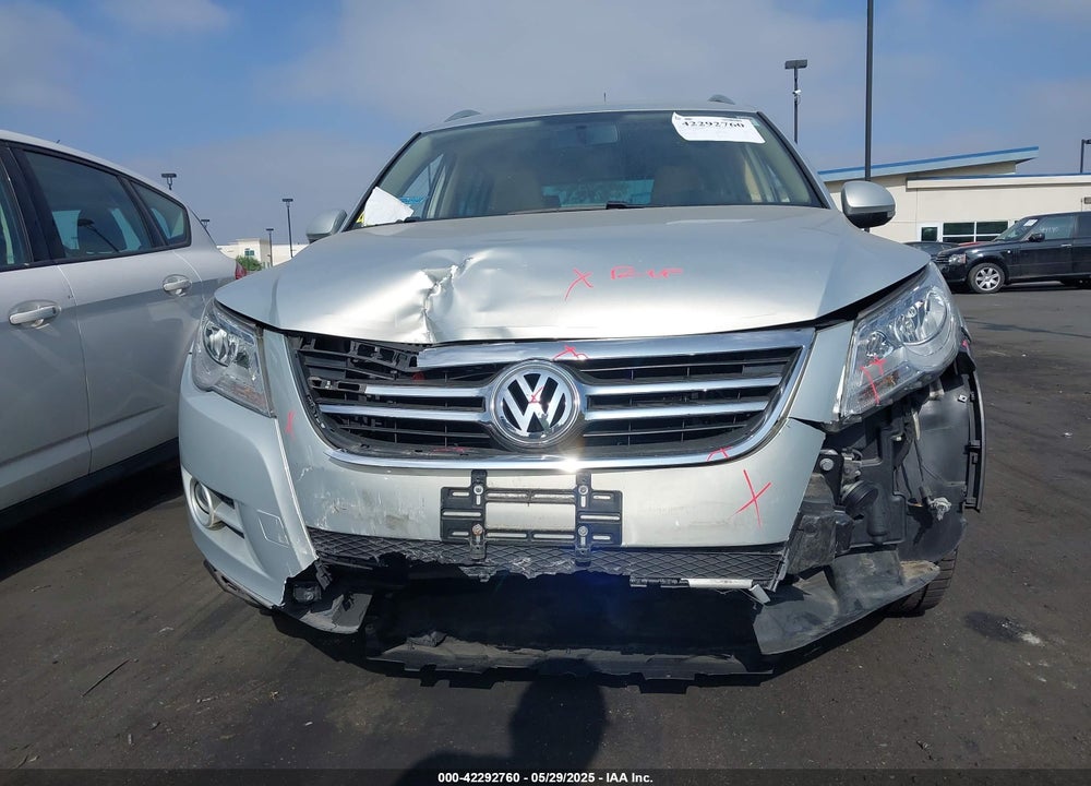 2011 VOLKSWAGEN TIGUAN VIN: WVGBV7AX2BW500817
