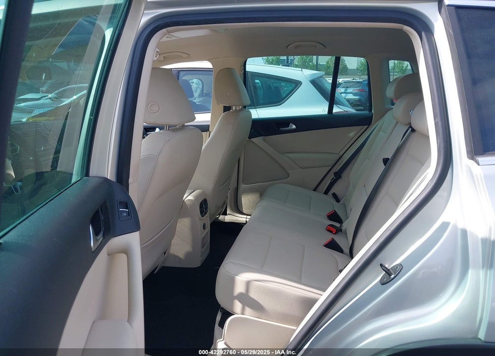2011 VOLKSWAGEN TIGUAN VIN: WVGBV7AX2BW500817