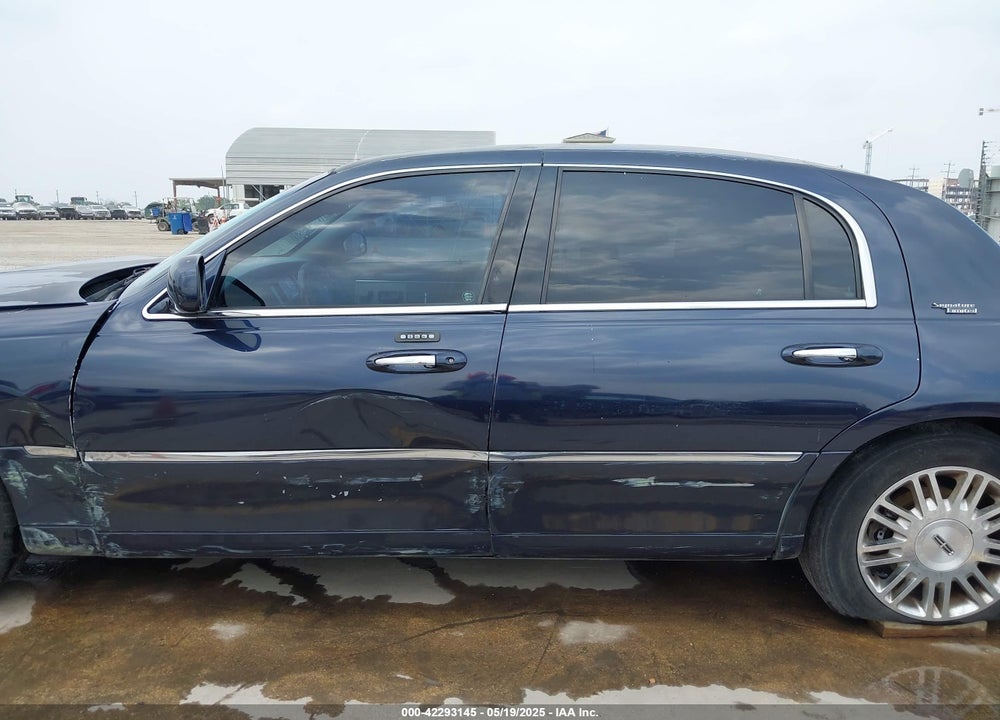 2009 LINCOLN TOWN CAR SIGNATURE LIMITED VIN: 2LNHM82V59X619847