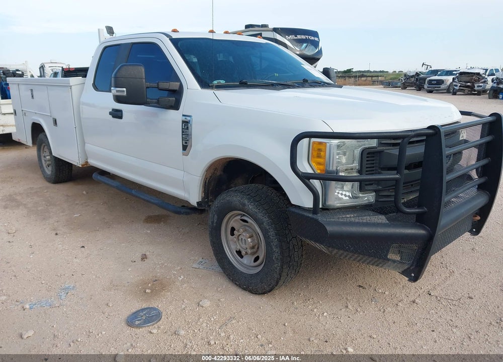 2017 FORD F-350 CHASSIS XL VIN: 1FD7X3F68HEB54361