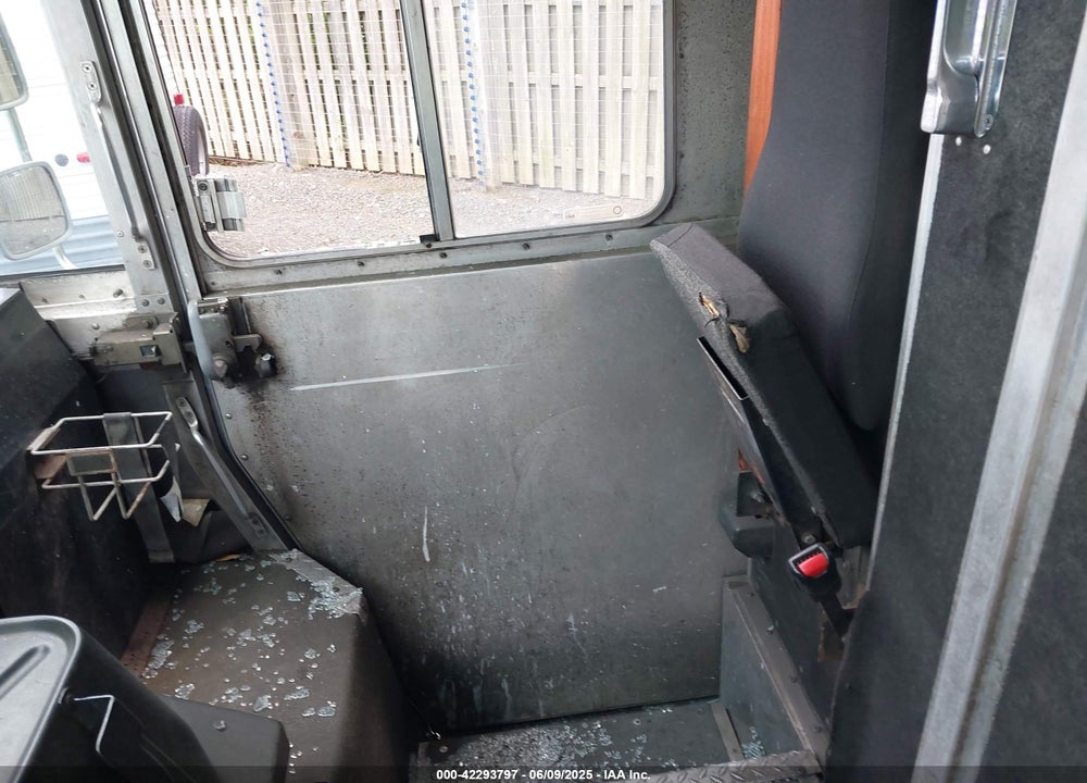 2005 FREIGHTLINER CHASSIS M LINE WALK-IN VAN VIN: 4UZAANBW15CV18992