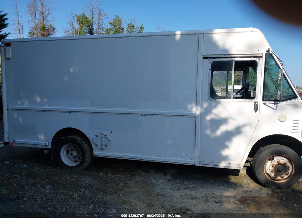2005 FREIGHTLINER CHASSIS M LINE WALK-IN VAN VIN: 4UZAANBW15CV18992