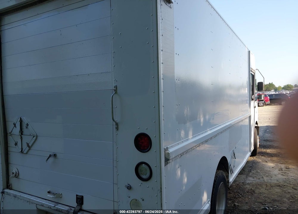 2005 FREIGHTLINER CHASSIS M LINE WALK-IN VAN VIN: 4UZAANBW15CV18992