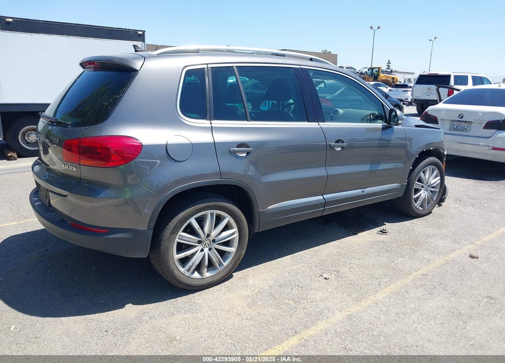 2015 VOLKSWAGEN TIGUAN VIN: WVGAV7AX4FW561281