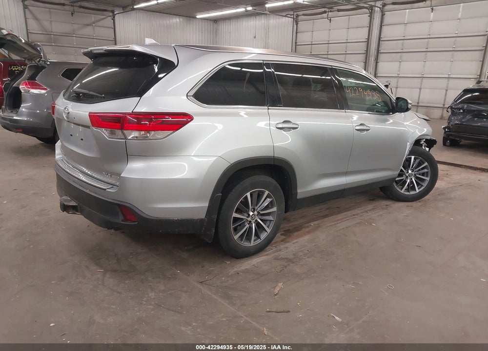 2019 TOYOTA HIGHLANDER XLE VIN: 5TDJZRFH4KS612004