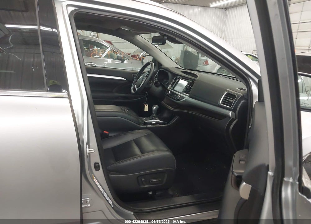 2019 TOYOTA HIGHLANDER XLE VIN: 5TDJZRFH4KS612004