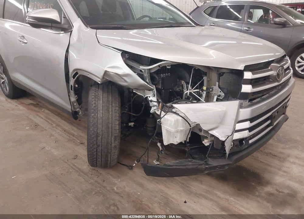 2019 TOYOTA HIGHLANDER XLE VIN: 5TDJZRFH4KS612004