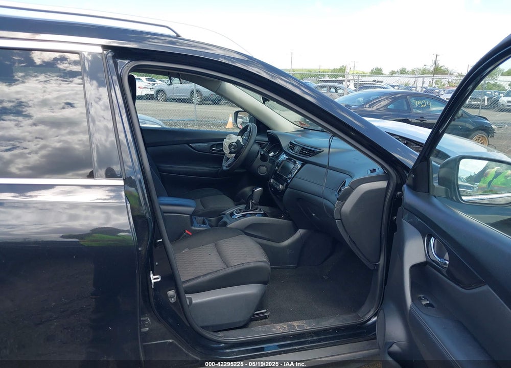 2018 NISSAN ROGUE VIN: KNMAT2MV2JP611489