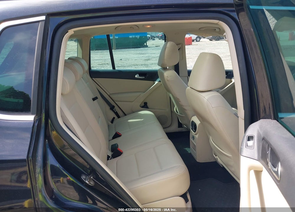2011 VOLKSWAGEN TIGUAN VIN: WVGAV7AX2BW534218