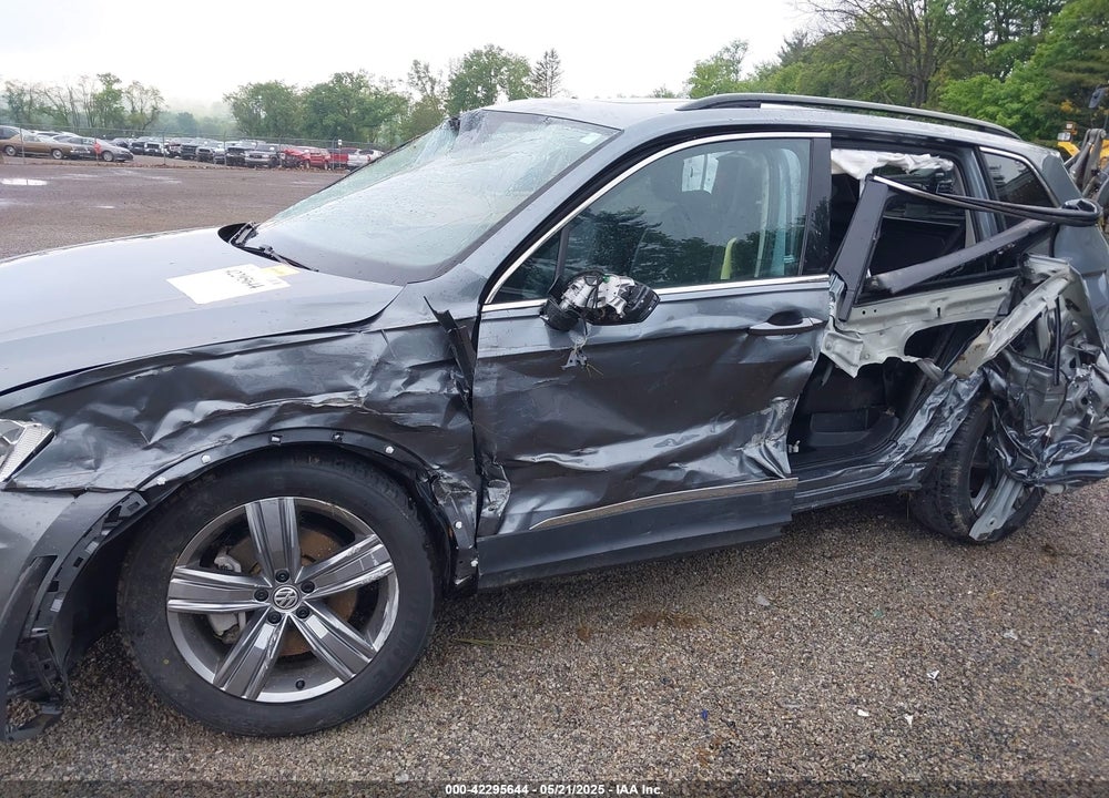 2021 VOLKSWAGEN TIGUAN VIN: 3VV2B7AXXMM070228