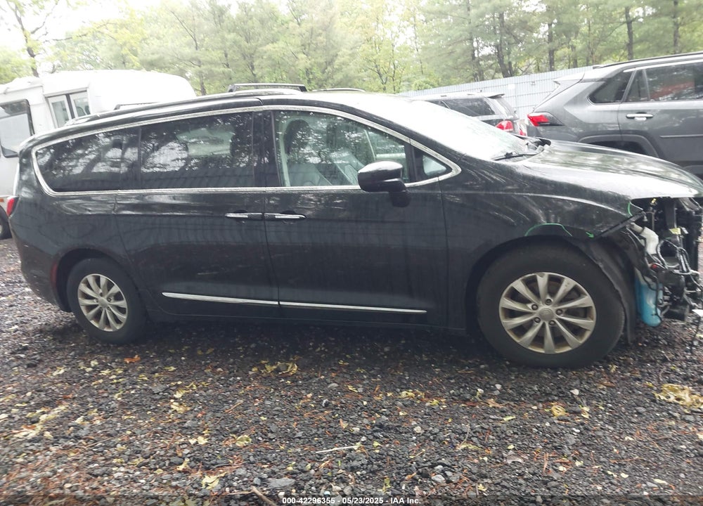 2018 CHRYSLER PACIFICA TOURING L VIN: 2C4RC1BG0JR317847