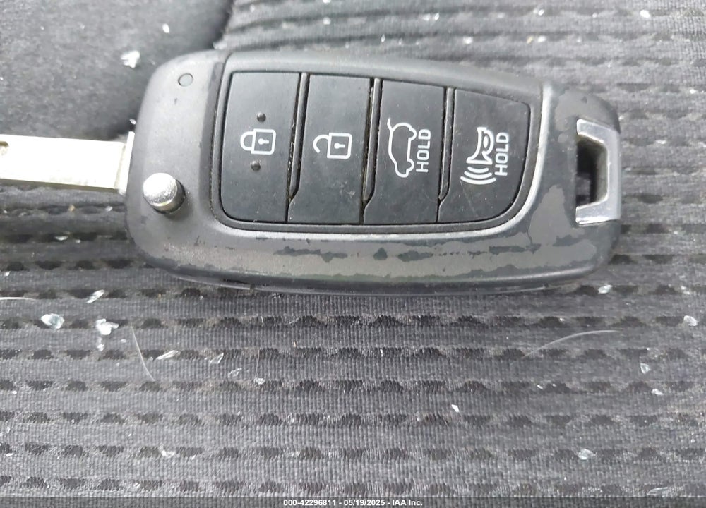 2019 HYUNDAI SANTA FE VIN: 5NMS2CAD9KH117777