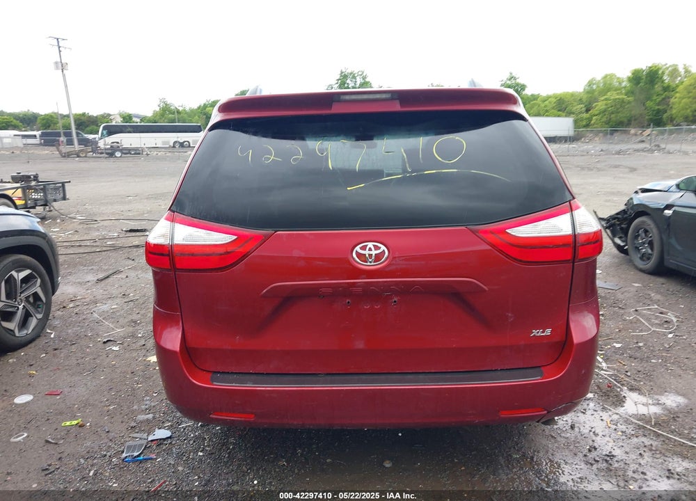2015 TOYOTA SIENNA XLE 8 PASSENGER VIN: 5TDYK3DC9FS569714