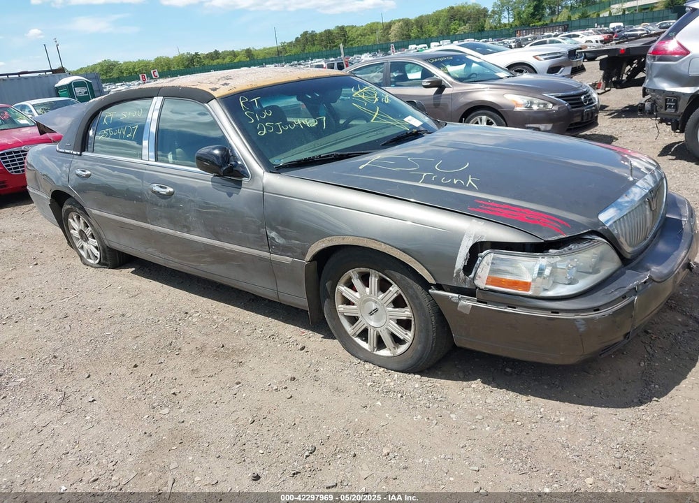 2004 LINCOLN TOWN CAR SIGNATURE VIN: 1LNHM81W74Y652349
