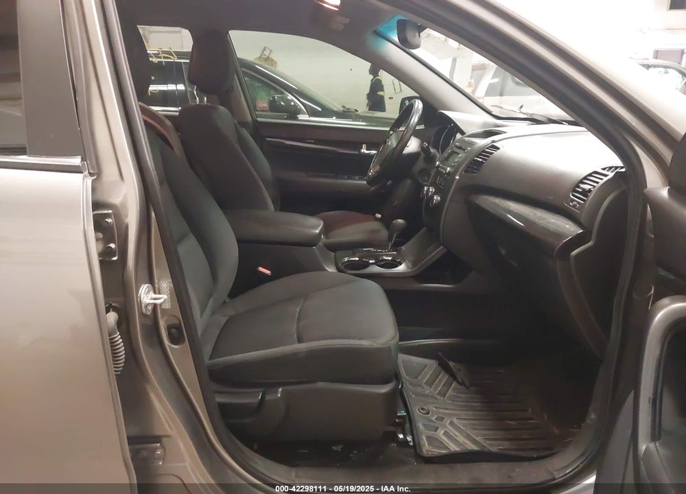 2011 KIA SORENTO LX V6 VIN: 5XYKTDA29BG078135