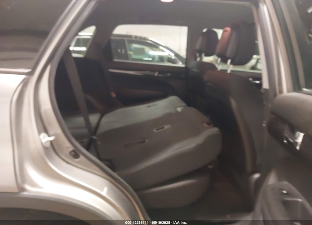 2011 KIA SORENTO LX V6 VIN: 5XYKTDA29BG078135