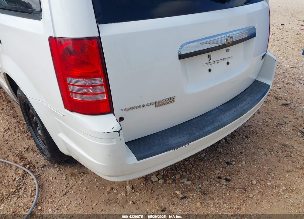 2008 CHRYSLER TOWN & COUNTRY LX VIN: 2A8HR44H88R617592