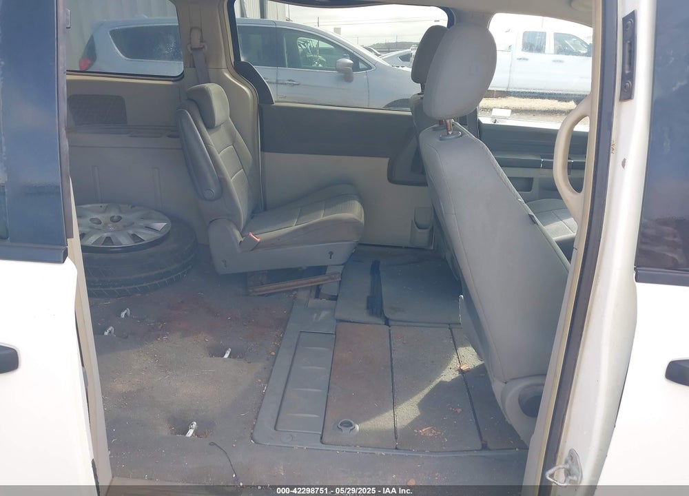 2008 CHRYSLER TOWN & COUNTRY LX VIN: 2A8HR44H88R617592