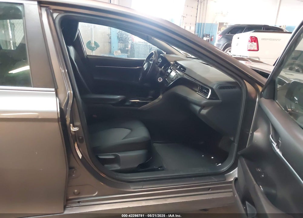 2018 TOYOTA CAMRY VIN: 4T1B11HK8JU627634