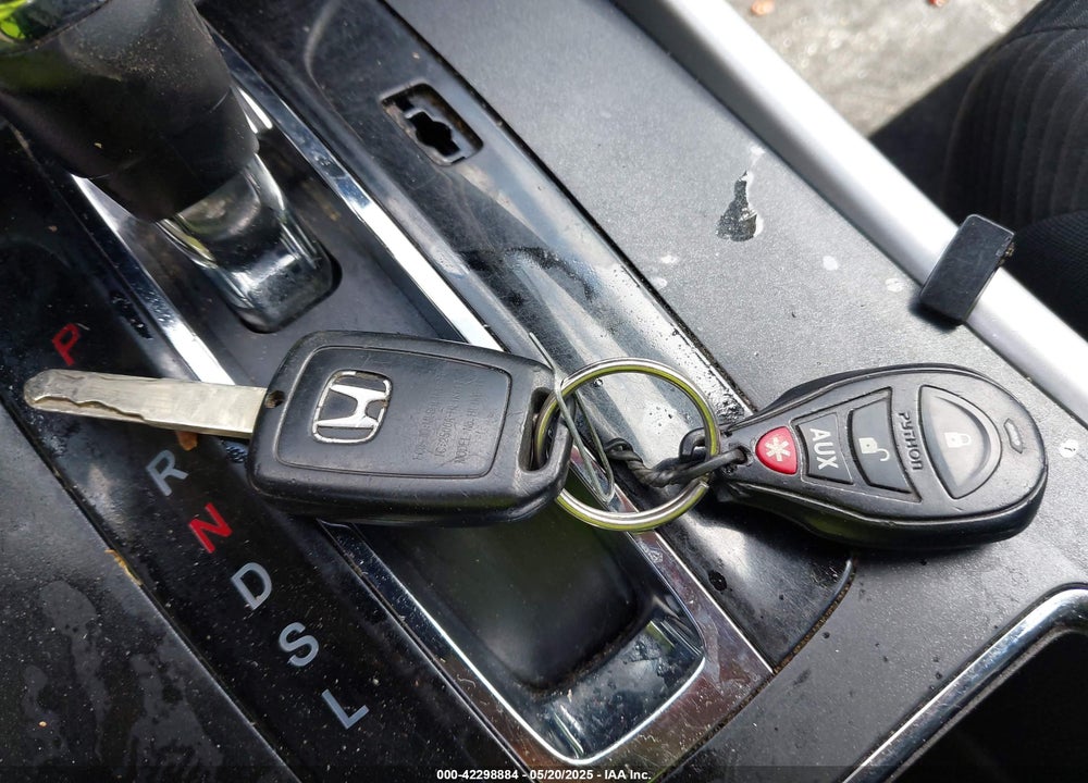 2014 HONDA ACCORD VIN: 1HGCR2F33EA001002