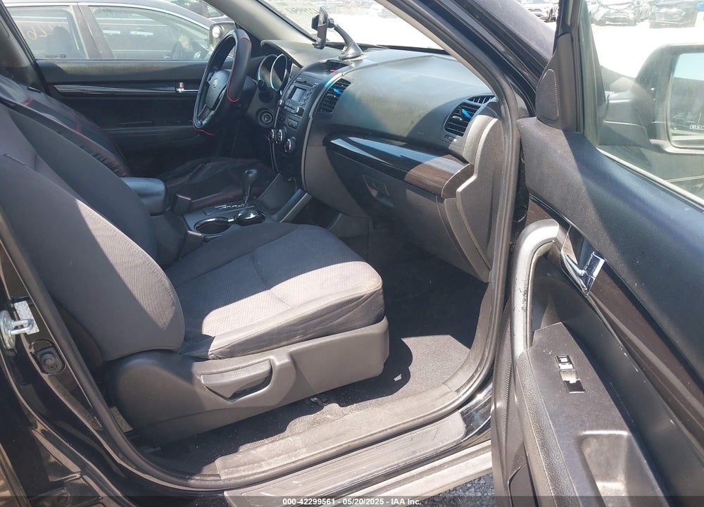 2011 KIA SORENTO VIN: 5XYKT3A11BG120590
