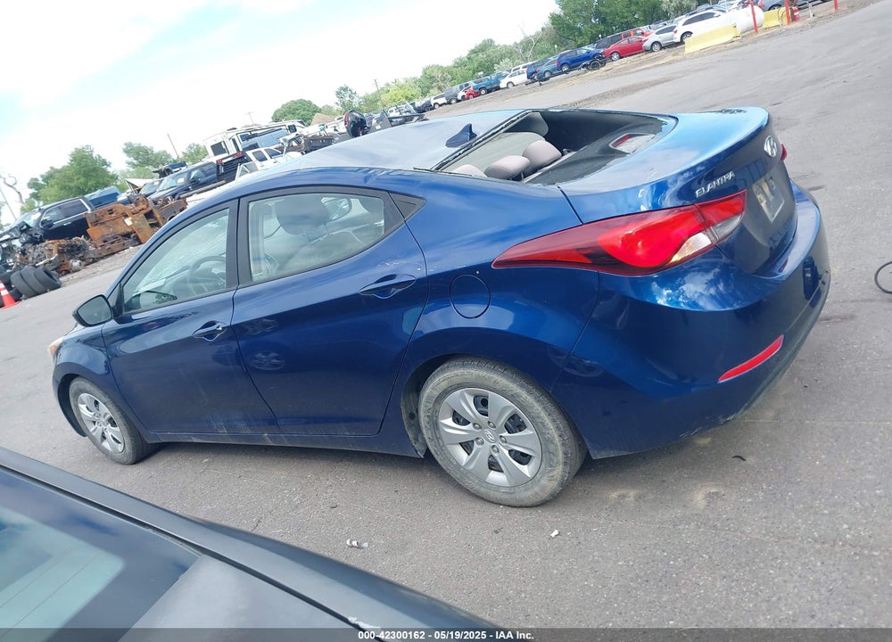 2016 HYUNDAI ELANTRA VIN: 5NPDH4AE4GH702119