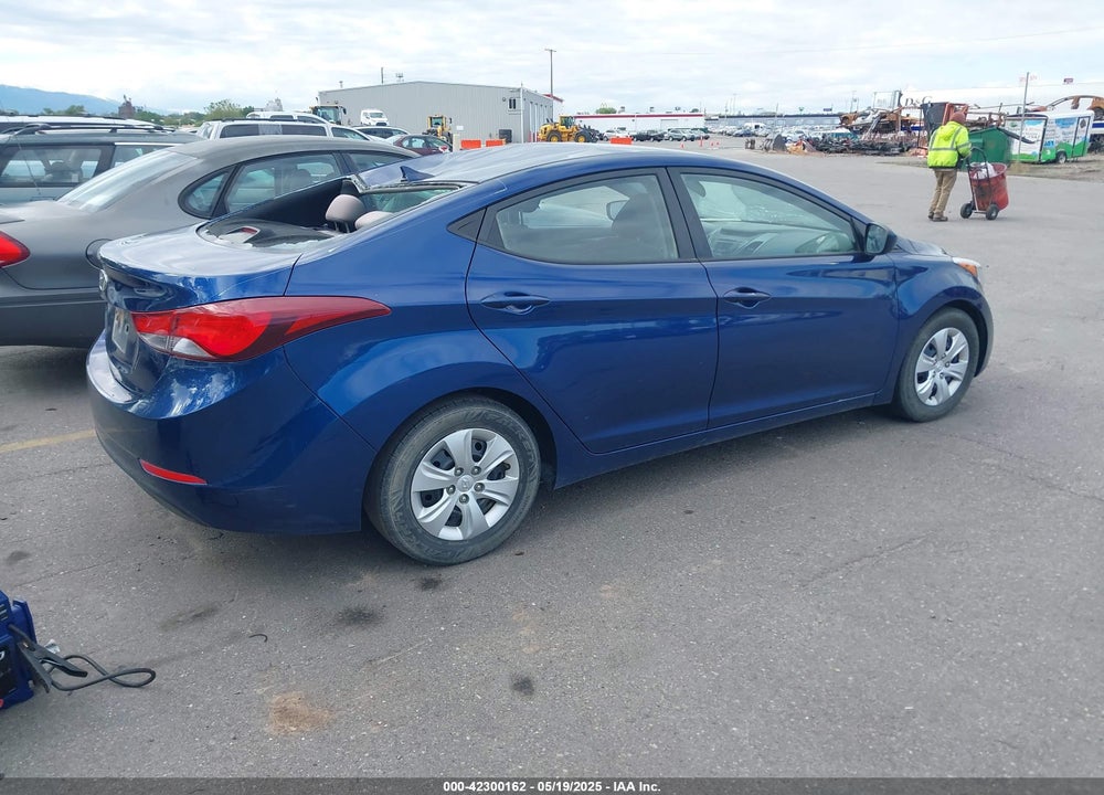 2016 HYUNDAI ELANTRA VIN: 5NPDH4AE4GH702119