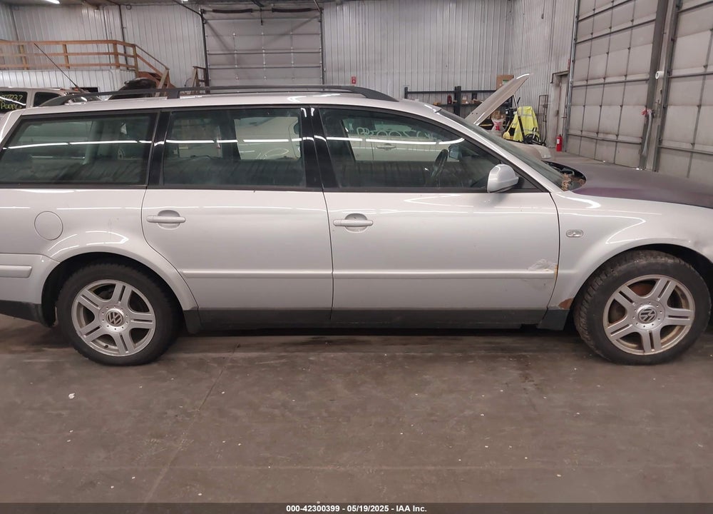 2001 VOLKSWAGEN PASSAT GLX VIN: WVWLH63BX1E033291