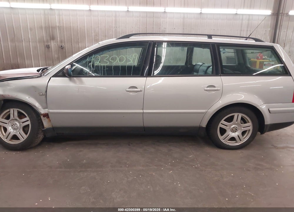 2001 VOLKSWAGEN PASSAT GLX VIN: WVWLH63BX1E033291