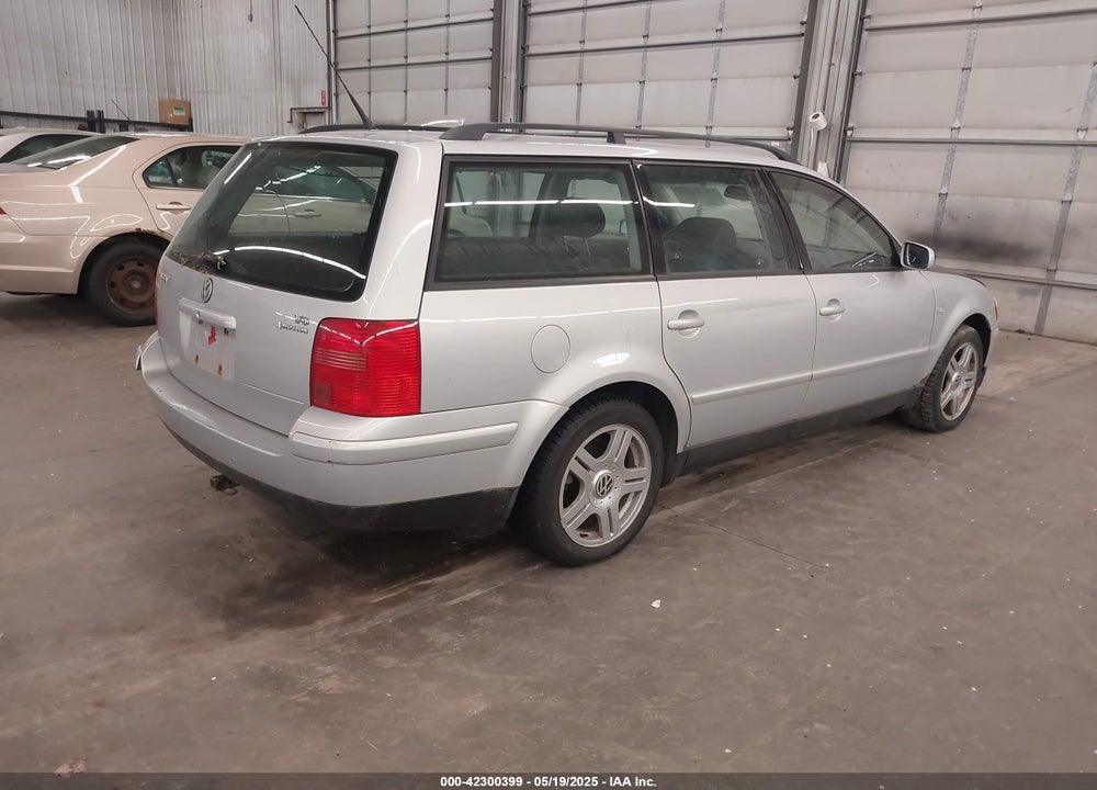2001 VOLKSWAGEN PASSAT GLX VIN: WVWLH63BX1E033291