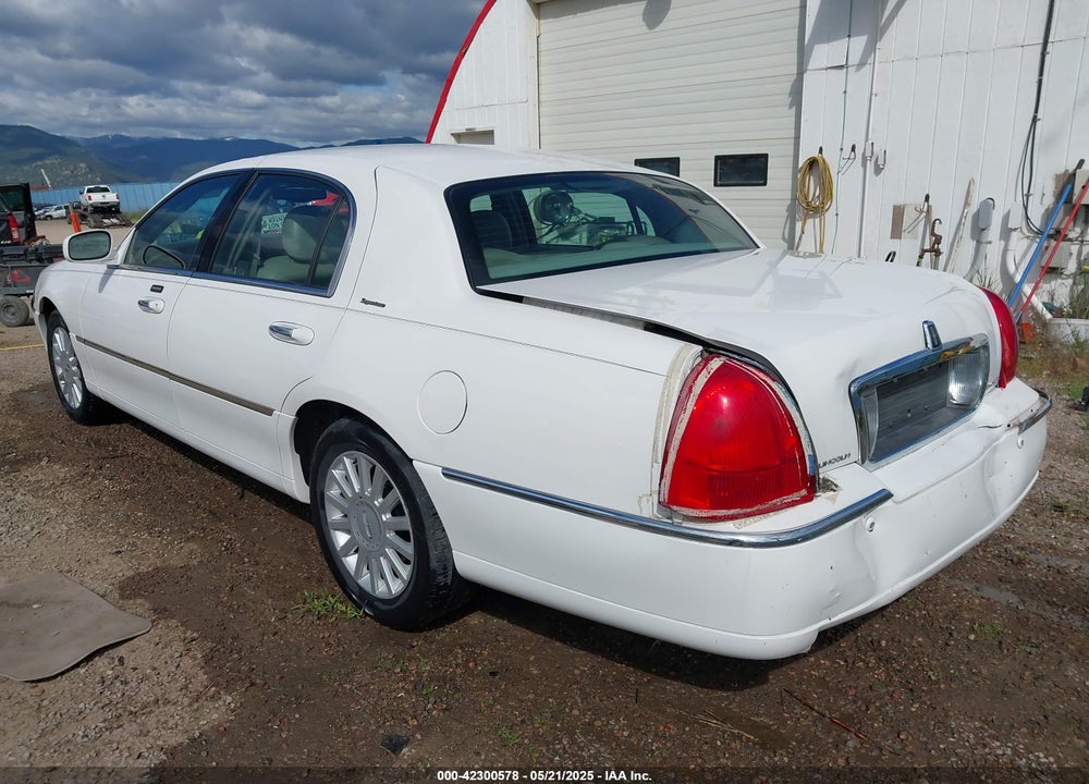 2005 LINCOLN TOWN CAR SIGNATURE VIN: 1LNHM81W35Y653807