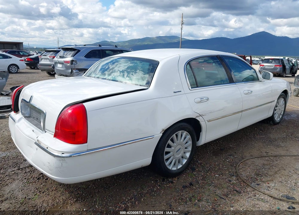 2005 LINCOLN TOWN CAR SIGNATURE VIN: 1LNHM81W35Y653807
