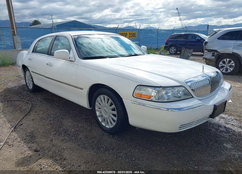 2005 LINCOLN TOWN CAR SIGNATURE VIN: 1LNHM81W35Y653807