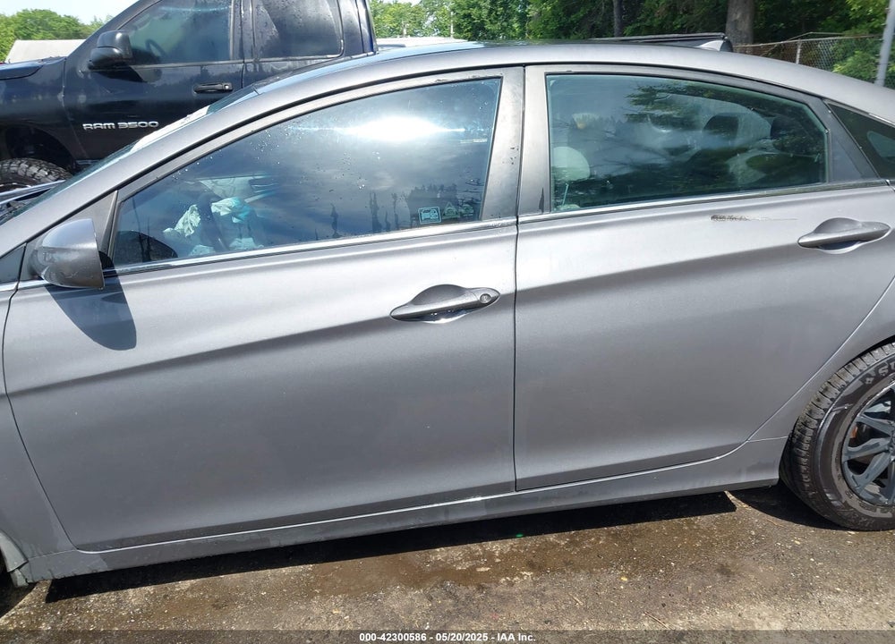 2013 HYUNDAI SONATA VIN: 5NPEB4AC3DH758469