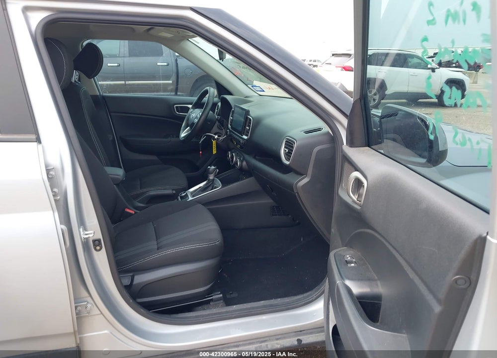 2021 HYUNDAI VENUE VIN: KMHRC8A37MU081076