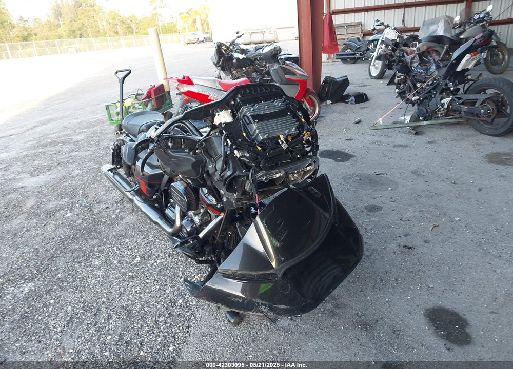 2018 HARLEY-DAVIDSON FLTRXSE CVO ROAD GLIDE VIN: 1HD1TCL14JB958337