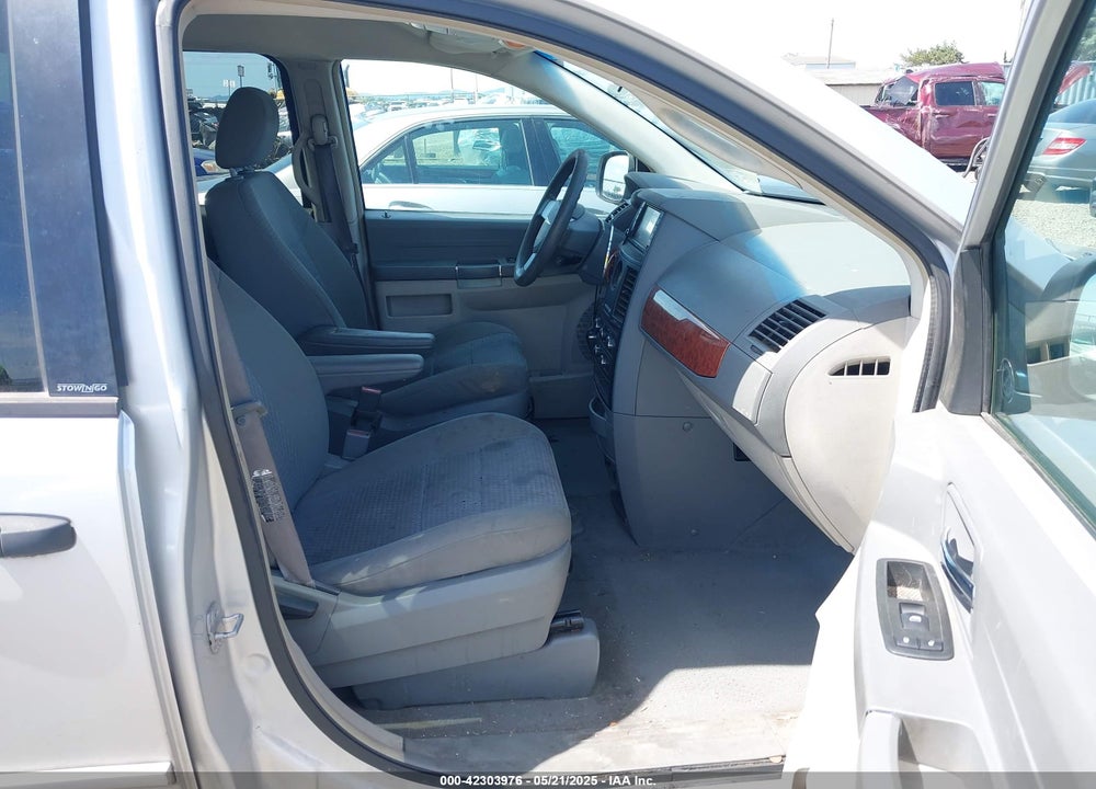 2008 CHRYSLER TOWN & COUNTRY VIN: 2A8HR44HX8R724952