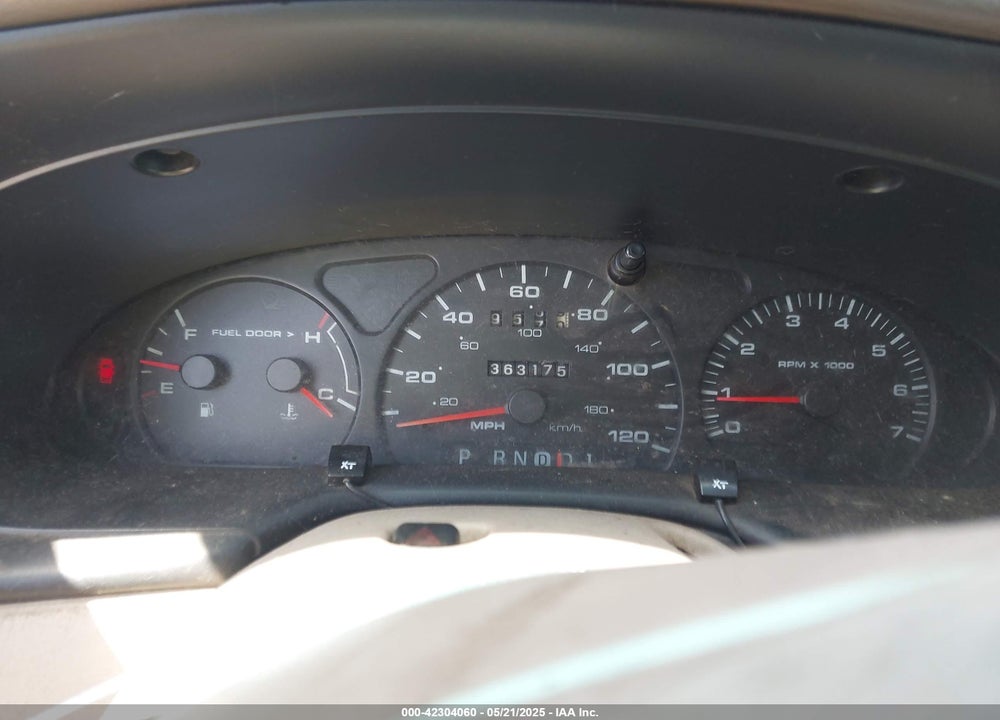 2000 FORD TAURUS LX VIN: 1FAFP52U1YG106405