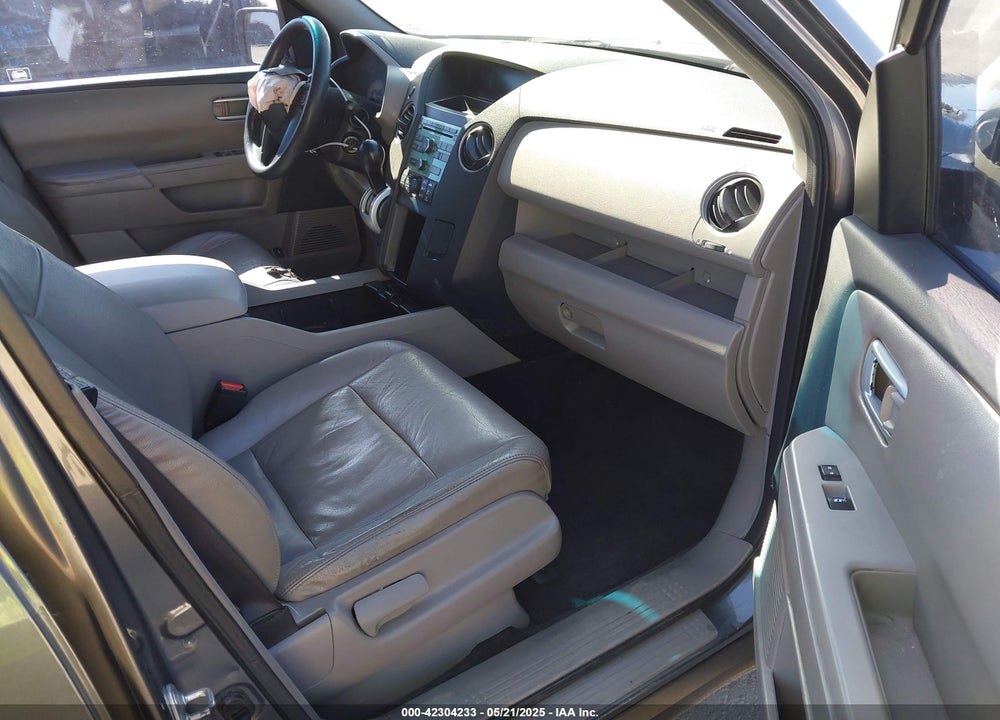 2011 HONDA PILOT VIN: 5FNYF3H24BB016196