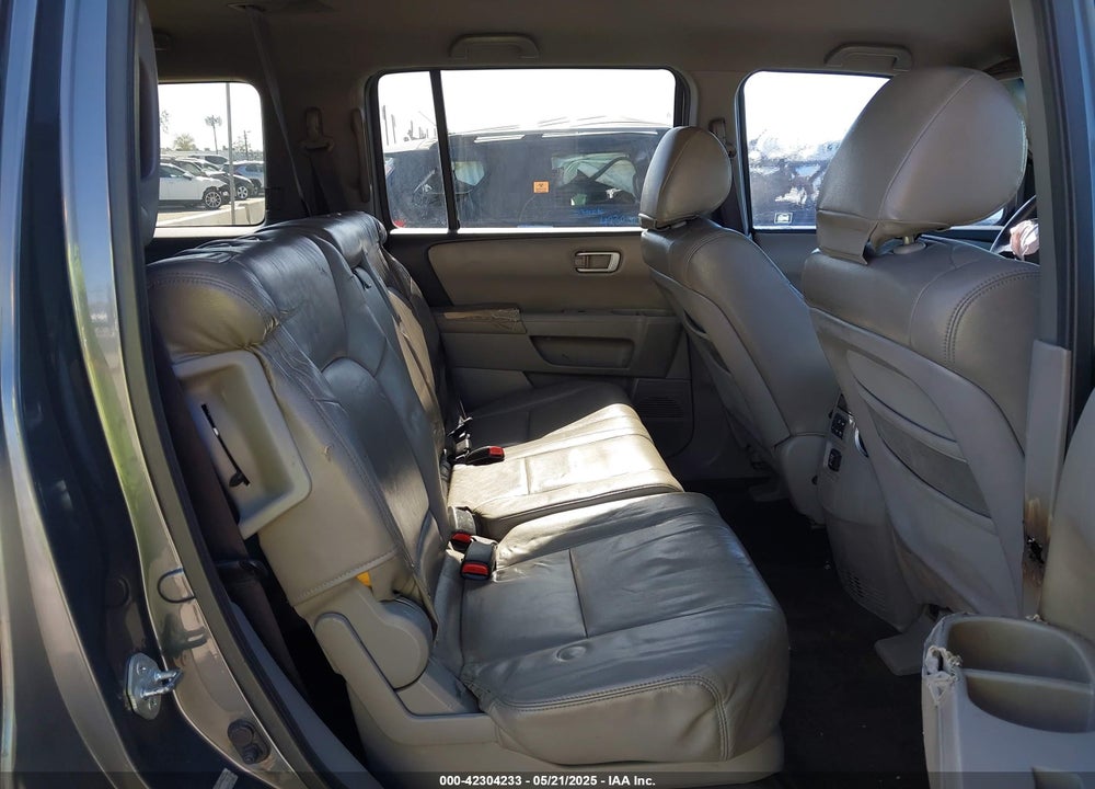 2011 HONDA PILOT VIN: 5FNYF3H24BB016196