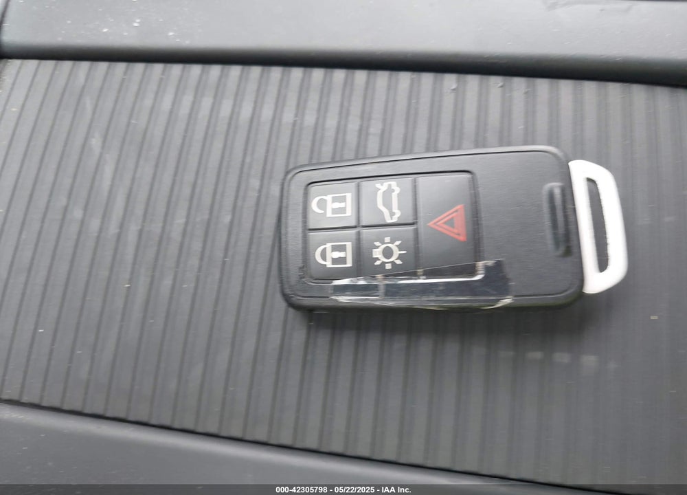 2015 VOLVO XC60 VIN: YV440MDK4F2742688