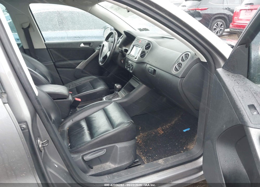 2010 VOLKSWAGEN TIGUAN VIN: WVGBV7AX3AW511601