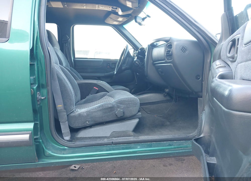1999 CHEVROLET BLAZER LS VIN: 1GNDT13W5X2131249