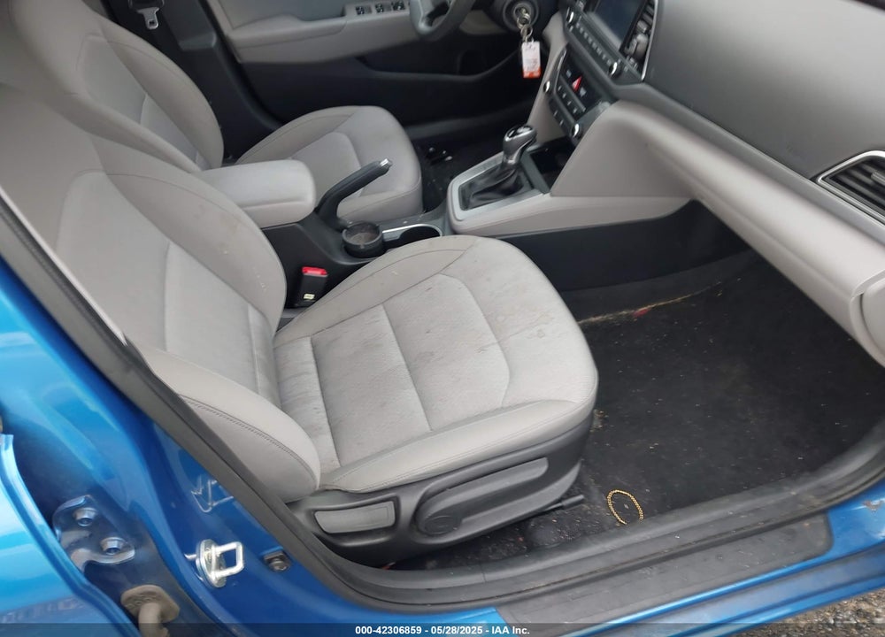 2017 HYUNDAI ELANTRA VIN: KMHD84LF5HU371592