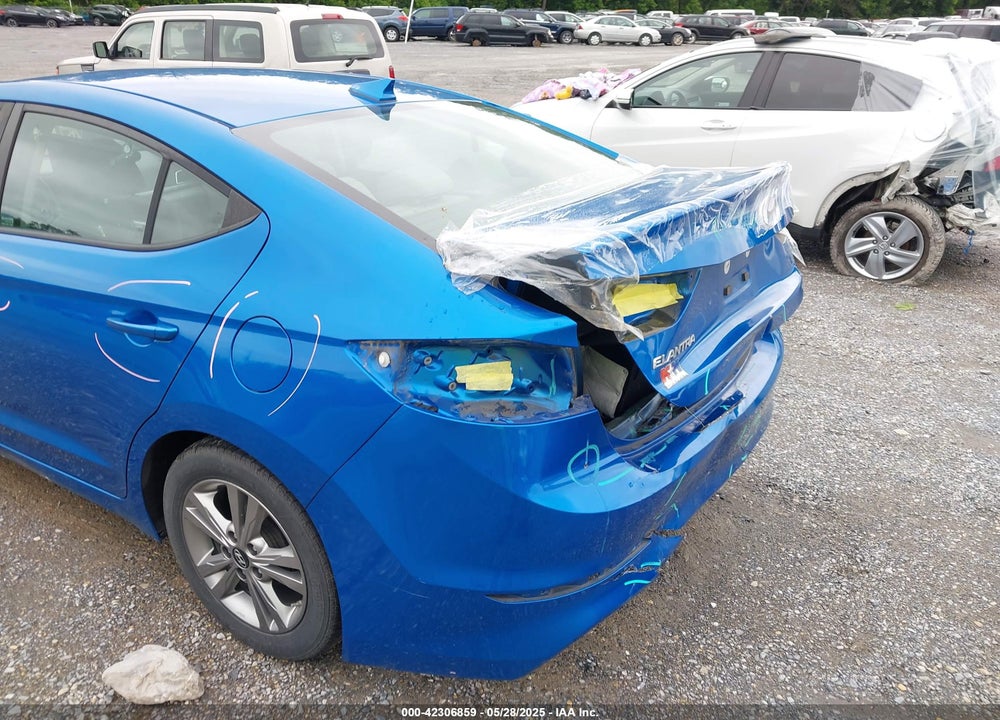 2017 HYUNDAI ELANTRA VIN: KMHD84LF5HU371592