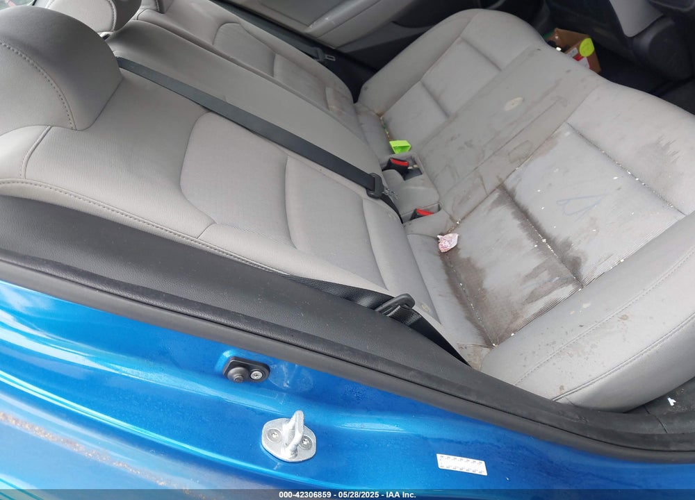 2017 HYUNDAI ELANTRA VIN: KMHD84LF5HU371592